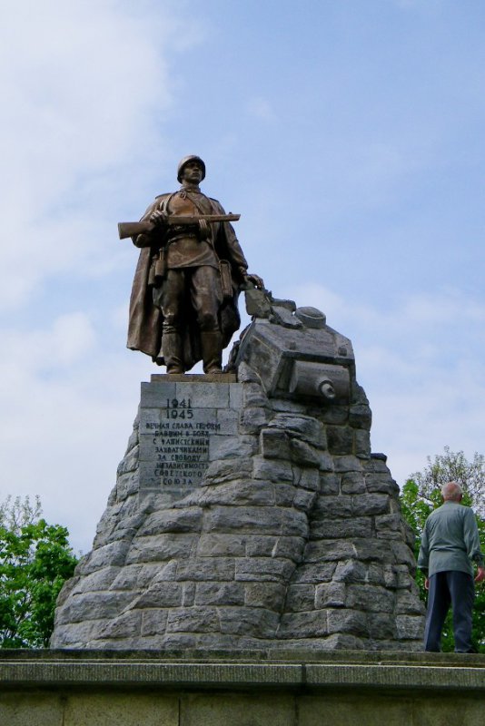 Kundgebung zum 65. Jahrestag der Befreiung - MdB Wolfgang Gehrcke am 8. Mai 2010 in Seelow