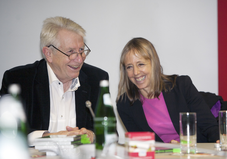 Medea Benjamin in der Linksfraktion