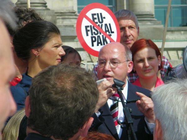 Gregor Gysi bei der Demo gegen den Fiskalpakt