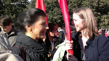 Sahra Wagenknecht und Nele Hirsch beim Bankenprotest in Berlin